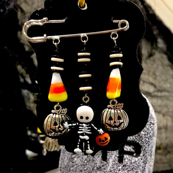 Trick or Treat Brooch - Picture 1 of 3